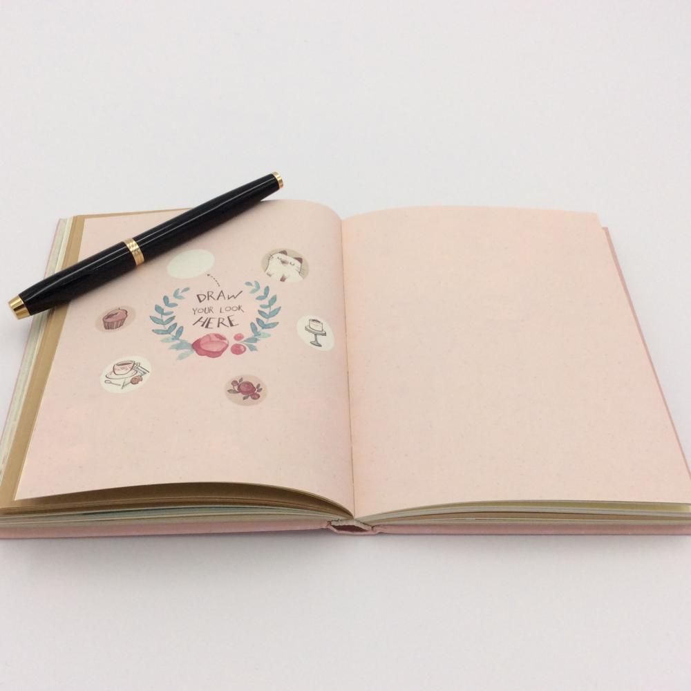 Cahier en papier avec page colorée