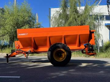 Agricultural fertilizer throwing truck