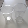 Copo biodegradável de PLA transparente com bebida gelada