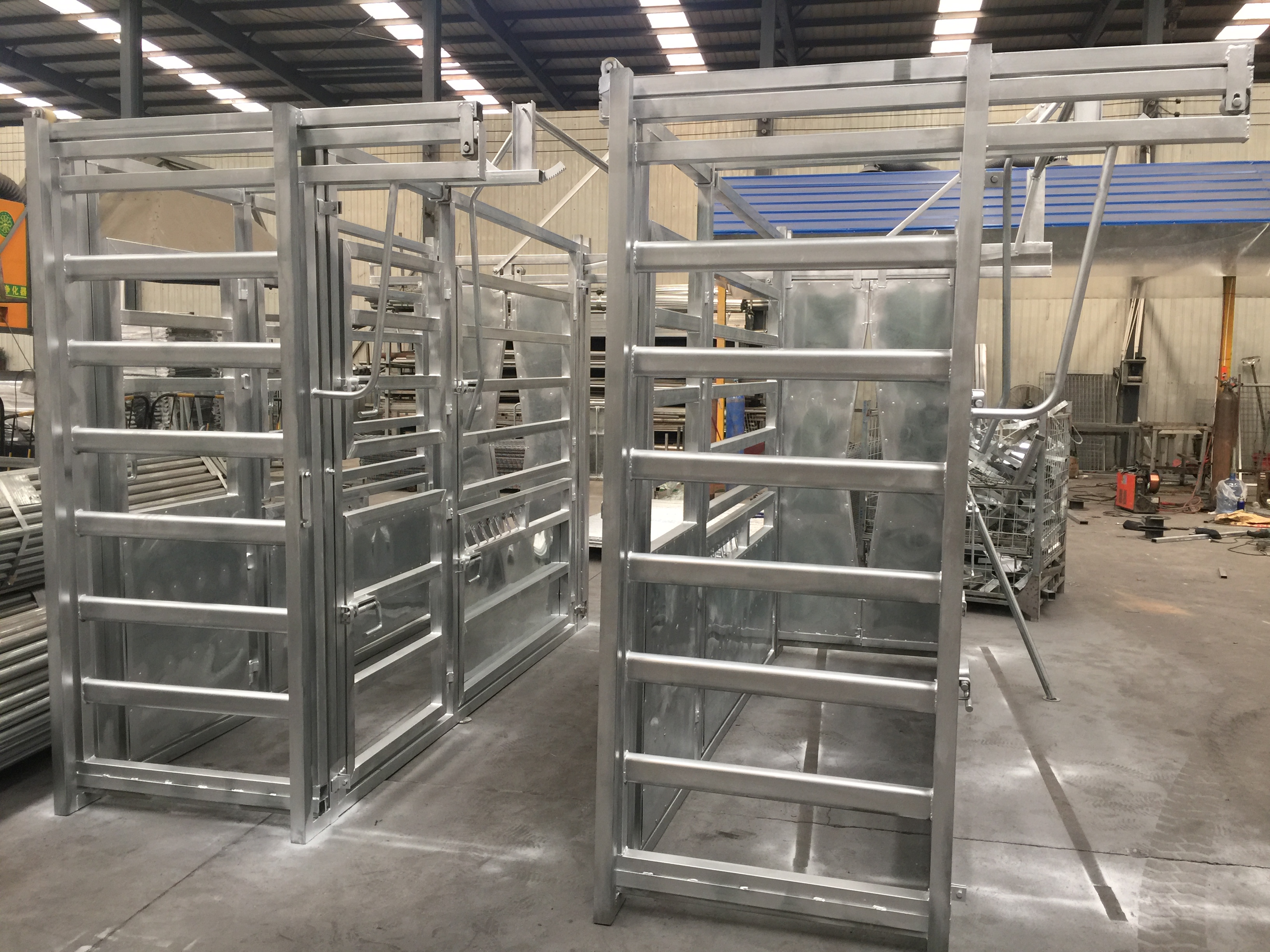 Share Fully automatic Factory wholesale Heavy duty used cattle corral gate panel galvanized cattle crush with weighing