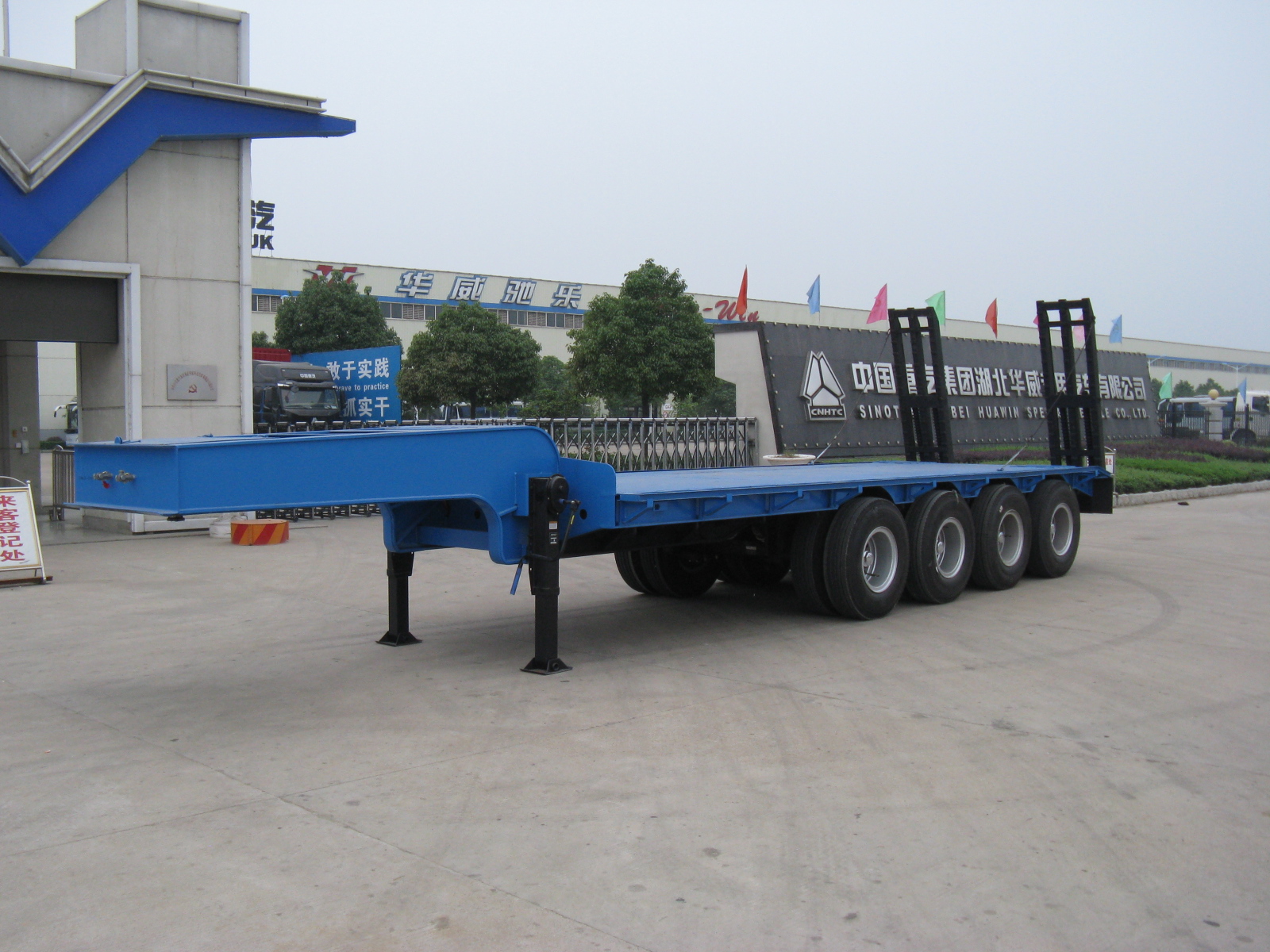 sinotruk 4 axle machinery transport low bed trailer