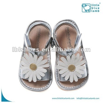 Daisy flower attached girls' baby squeaky shoes silver sandals SQ-B41004-SL