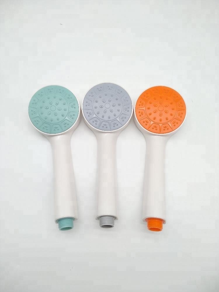 Pommeau de douche coloré au design moderne