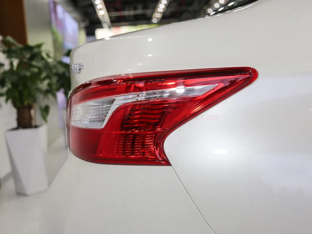 LHD Sylphy Nedc 338km High Speed Sedan 4X2 2WD Electric Car Green EV Compact Notchback Autos with 4G Internet