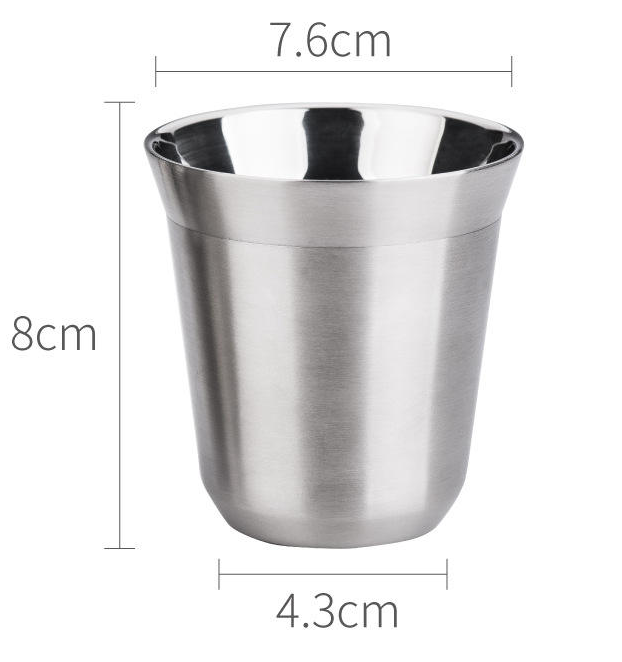 Robuster Trinkbecher aus Edelstahl für den täglichen Gebrauch. Durable Stainless Steel Drinking Cup for Daily Use.
