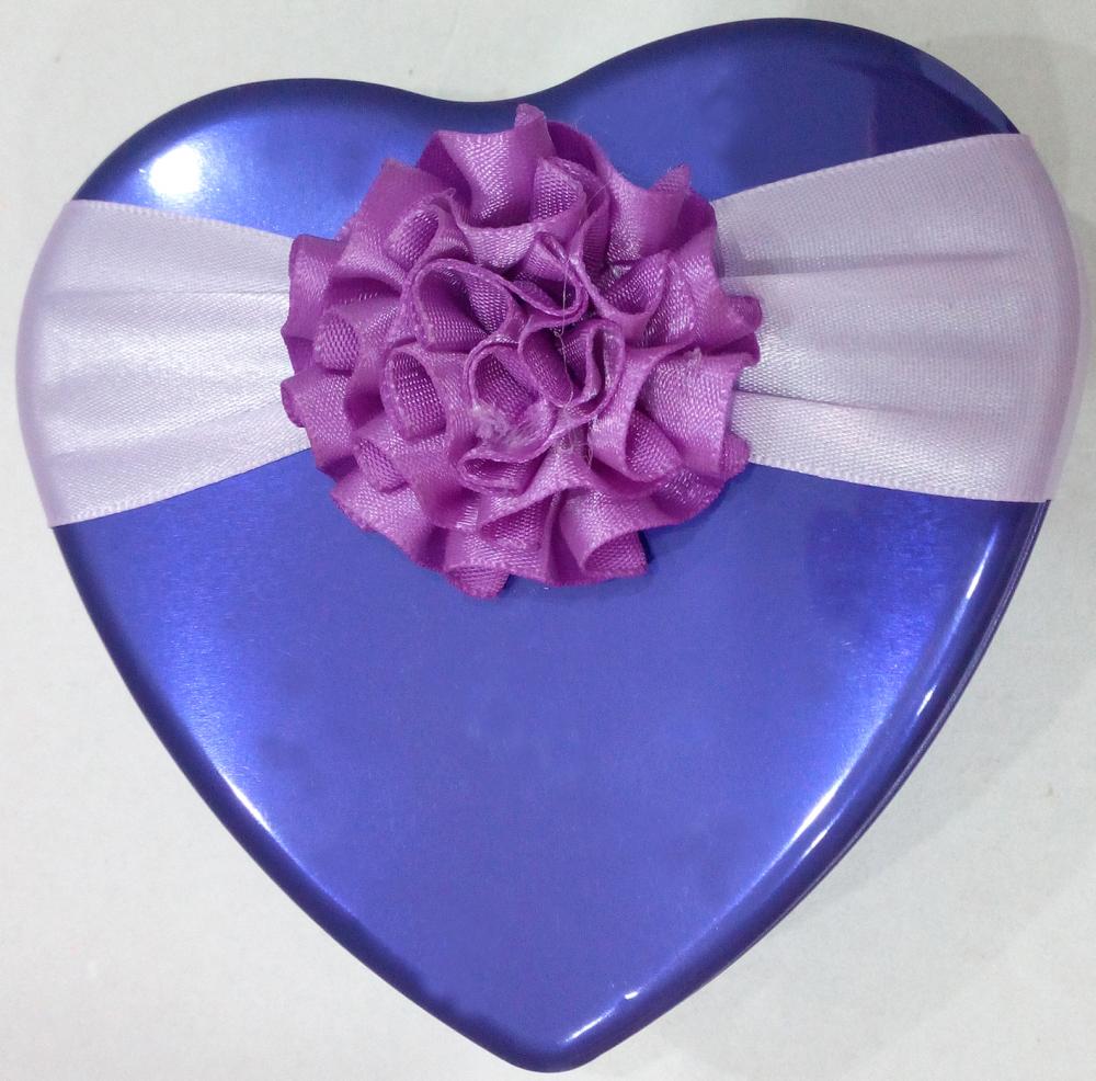 花の装飾と紫チョコレートティンボックス