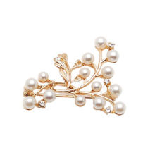 Imitation pearl brooch, made of alloy, imitation pearl and rhinestone, gold plated