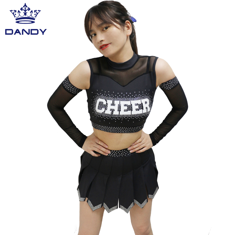 Schwarze Cheerleader-Uniformen tanzen