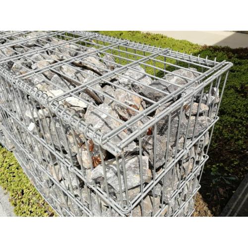 Gabion 벽 위에 울타리와 함께 옹벽