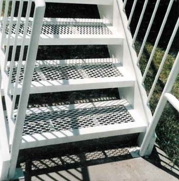 Walkway With Aluminum Expanded Metal Mesh
