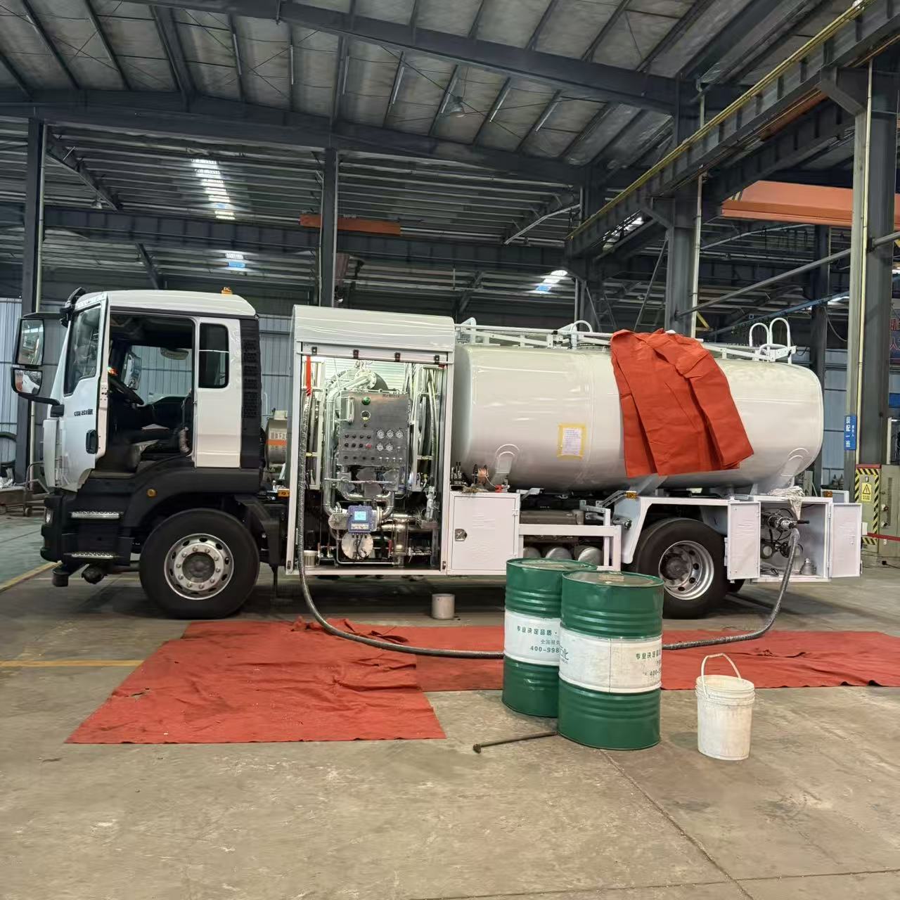 Мобильный бензовоз с расширенными функциями безопасности Mobile Refuel Truck with Advanced Safety Features