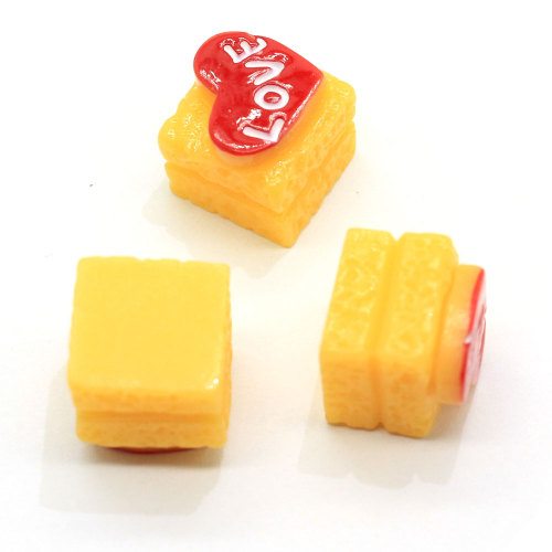 Νέα έφτασε ρητίνη Κίτρινο κέικ Κόκκινη καρδιά με γράμματα LOVE Beads Simulation Sweet Food Ornament Accessory DIY Craft