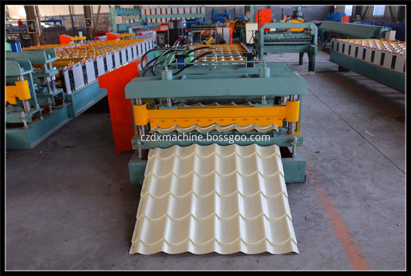 Color steel glazed roof tile roll forming machine