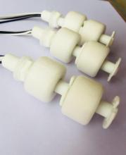 Double float level switch