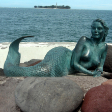 Outdoor life size lying patina brass mermaid statue sculpture