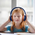 Fone de ouvido fofo das crianças com controle de arame de microfones para aula online
