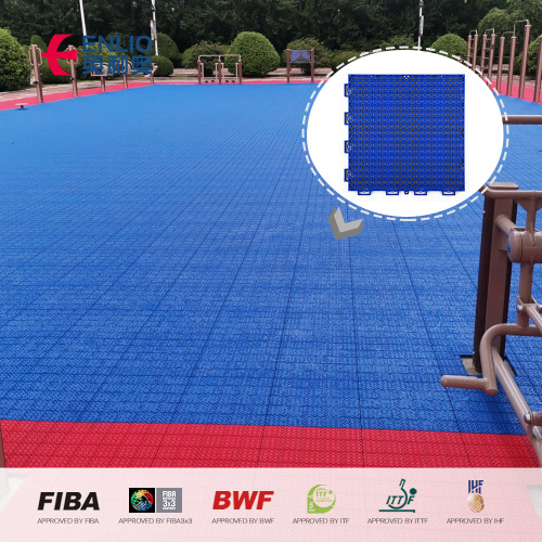 Ladrilhos de quadra interligados pintam piso de basquete ao ar livre