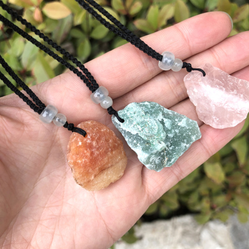 天然粗糙的水晶吊坠，黑色绳索