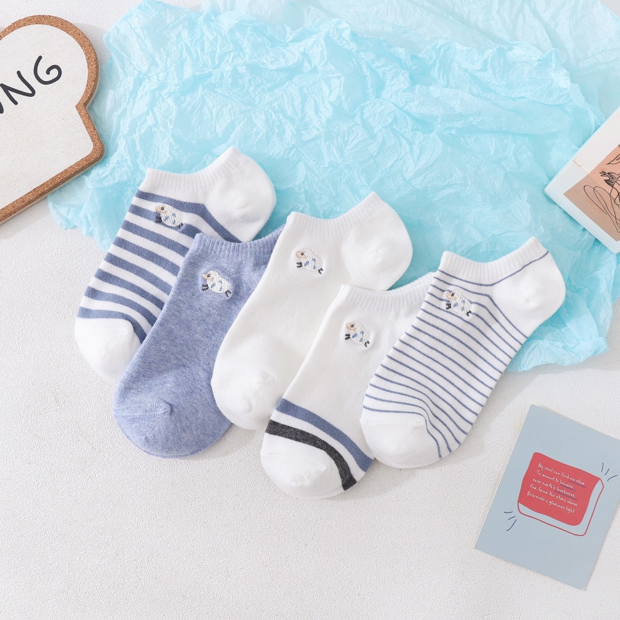 Kaibig -ibig na mga medyas ng disenyo ng bangka ng kordero