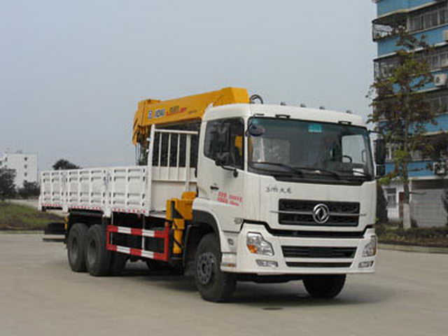 DONGFENG Tianlong 6X4 شاحنة مع 12T كرين