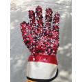 Rote PVC-Handschuhe mit Chips auf der Handfläche