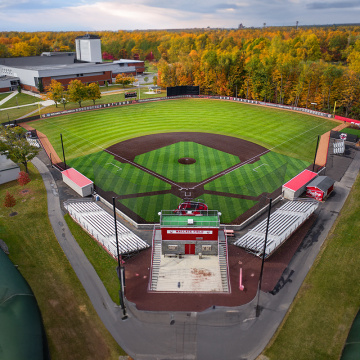 Lapangan baseball dengan rumput buatan khusus