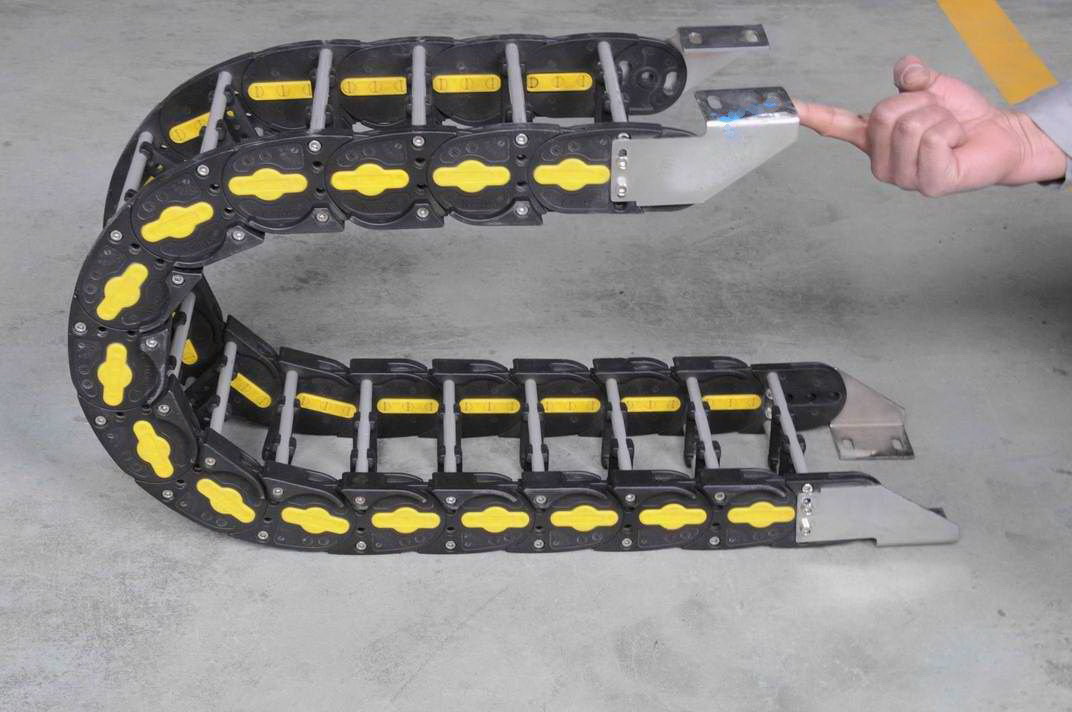 Plastic drag chain with aluminum cross bars Plastic drag chain with aluminum cross bars