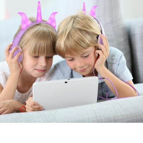 Luz brillante para auriculares con cable para niños sobre la oreja