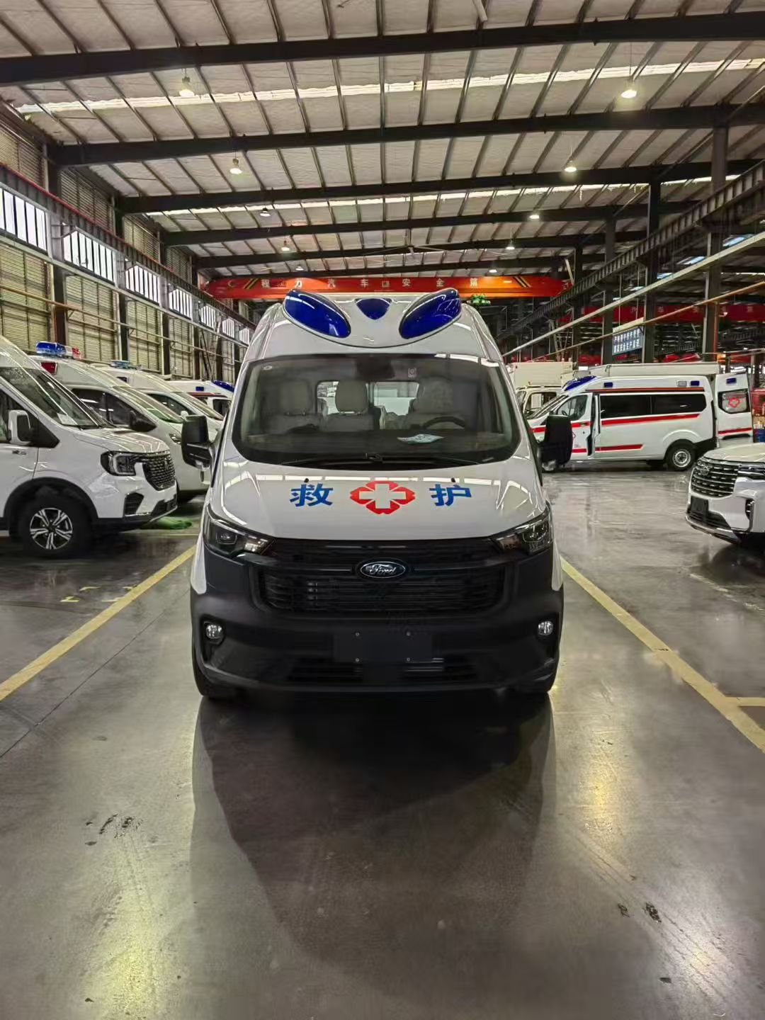 Высокотехнологичная машина скорой помощи для перевозки пациентов High-Tech Ambulance for Patient Transport