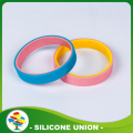 Bracciale in silicone personalizzato a goffratura a colori promozionali