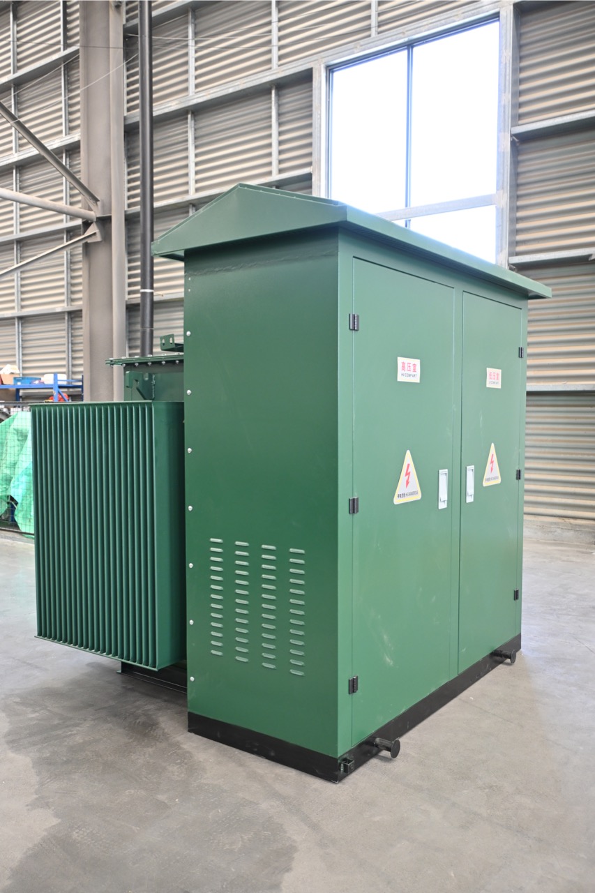 Subestación combinada instalada en el sitio Combined Substation installed in an industrial area with power lines connected