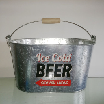 Cubo grande de la cerveza del hielo de la venta con el abrebotellas