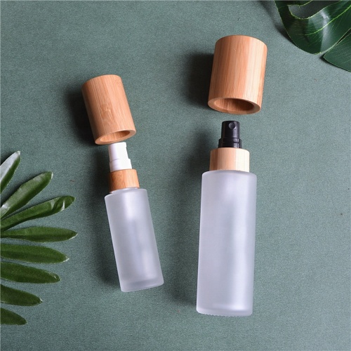 Botellas de vidrio esmerilado en spray con tapa cosmética de bambú