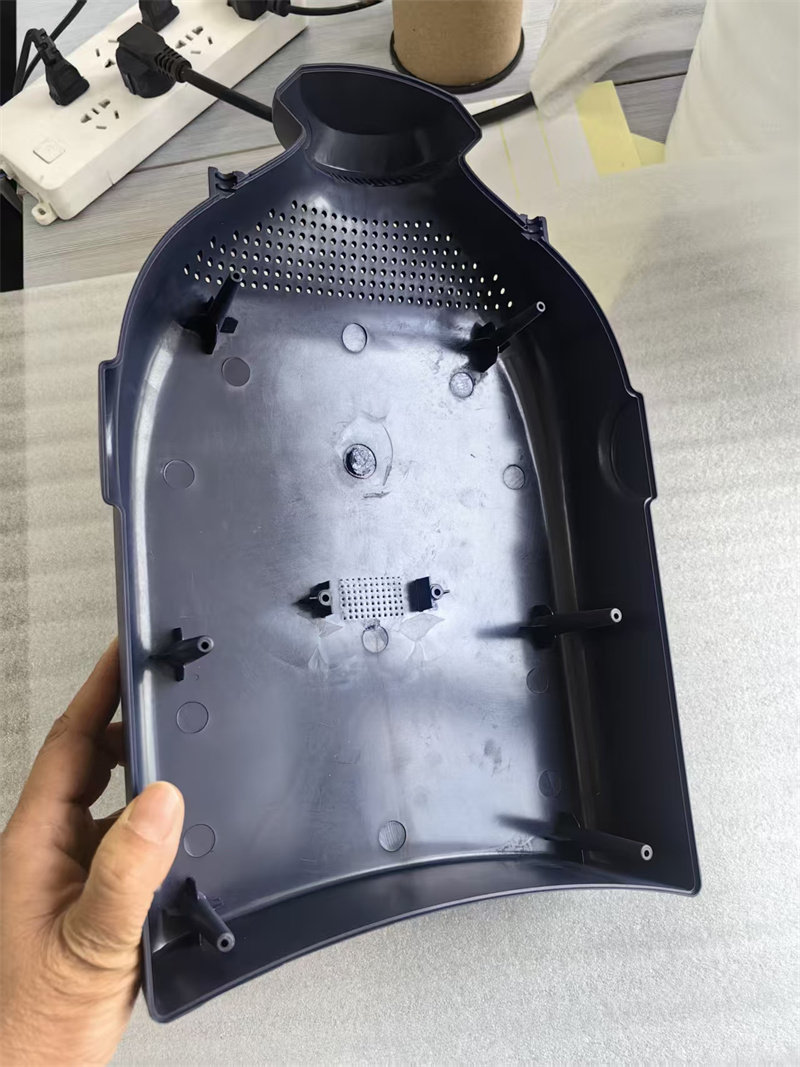 Plastic housing (11) Plastic housing (11)