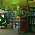 Terrain de jeu couvert sur le thème de la jungle immense pour les enfants