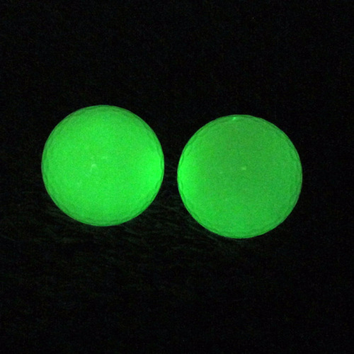 Bolas de golfe fluorescentes brilhantes noturnas