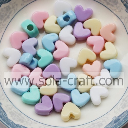 Mélanger l&#39;acrylique opaque de perles en forme de coeur de couleur pour la décoration de cheveux
