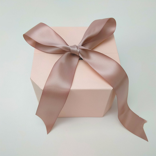 Caja de regalo octagonal rosa doble abierta con cinta