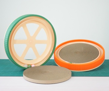 Interactive Cat Scratcher Pad with Spinning Balls