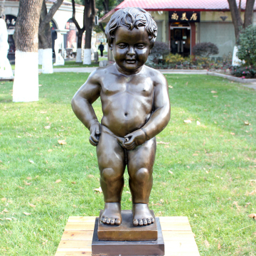 Famous landmarmk water feature sculpture bronze boy peeing statue