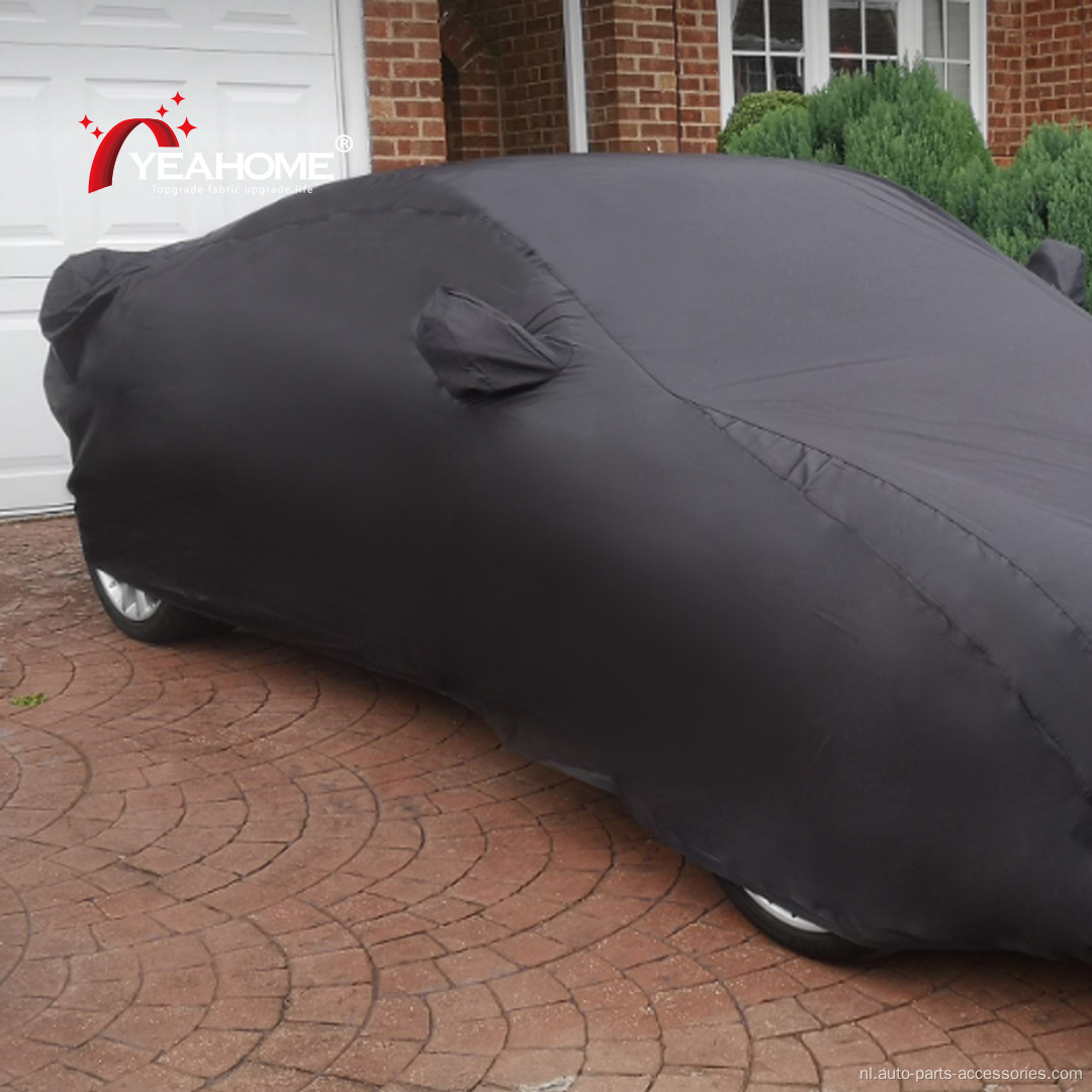 Zwarte outdoor autoverdekking waterbestendige uv-proof cover