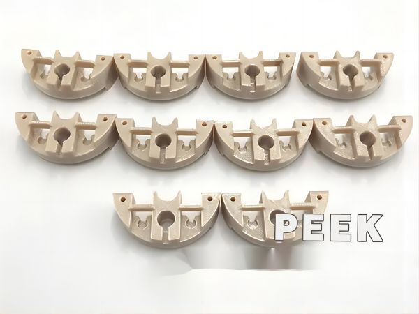 Überlegene Biokompatibilität in chirurgischen Instrumenten und orthopädischen Implantaten mit Peek -Kunststoff im Operationssaal oder im Körper.2 Superior biocompatibility in surgical instruments and orthopedic implants using PEEK plastic in the operating room or inside the body.2