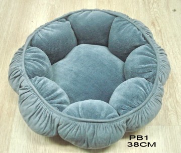 A dog's bed shape like a flower