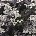 Flacher Stickereistoff mit großen Blumen in Grau