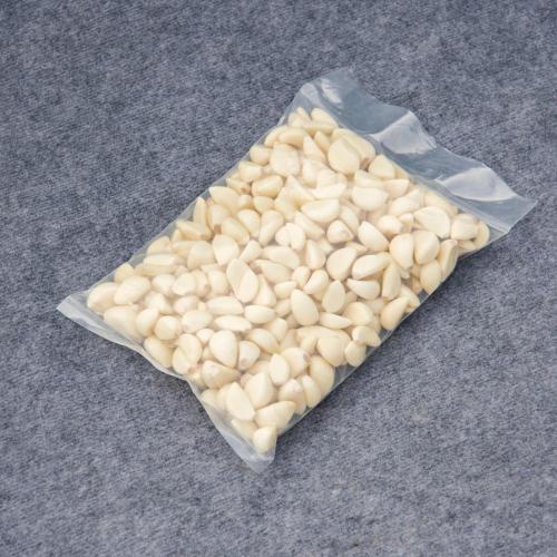 Vacuum packaging peeled garlic