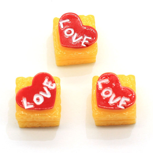 Nouveau arrivé résine gâteau jaune coeur rouge avec lettre amour perles Simulation nourriture sucrée ornement accessoire bricolage artisanat