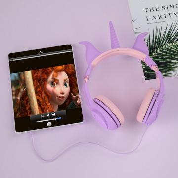 Luz brillante para auriculares con cable para niños sobre la oreja