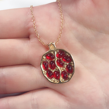 Vintage Fruit Fresh Red Garnet Necklace Classic Gold Color Resin Stone Pomegranate Pendant Necklace Jewelry for Women Best Gift