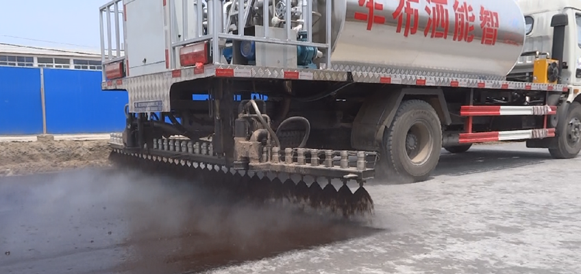 bitumen sprayer engine working