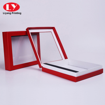 Подарочная коробка с красным картонным окном